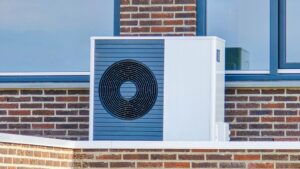 pompe à chaleur à source d'air installée à l'extérieur d'une maison moderne aux Pays-Bas au printemps, pompe à chaleur à pompe à pompe à chaleur