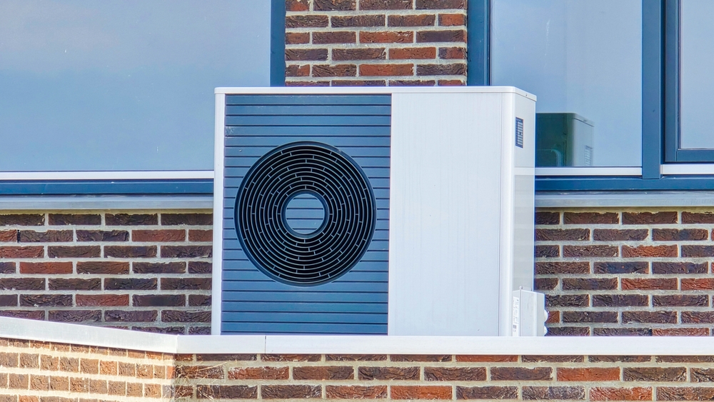 pompe à chaleur à source d'air installée à l'extérieur d'une maison moderne aux Pays-Bas au printemps, pompe à chaleur à pompe à pompe à chaleur