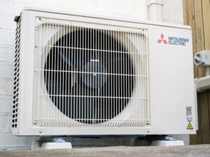 Unité extérieure de climatiseur split Mitsubishi Electric. Thermopompe.