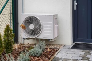 Maison moderne avec thermopompe, chauffage efficace basé sur une énergie verte