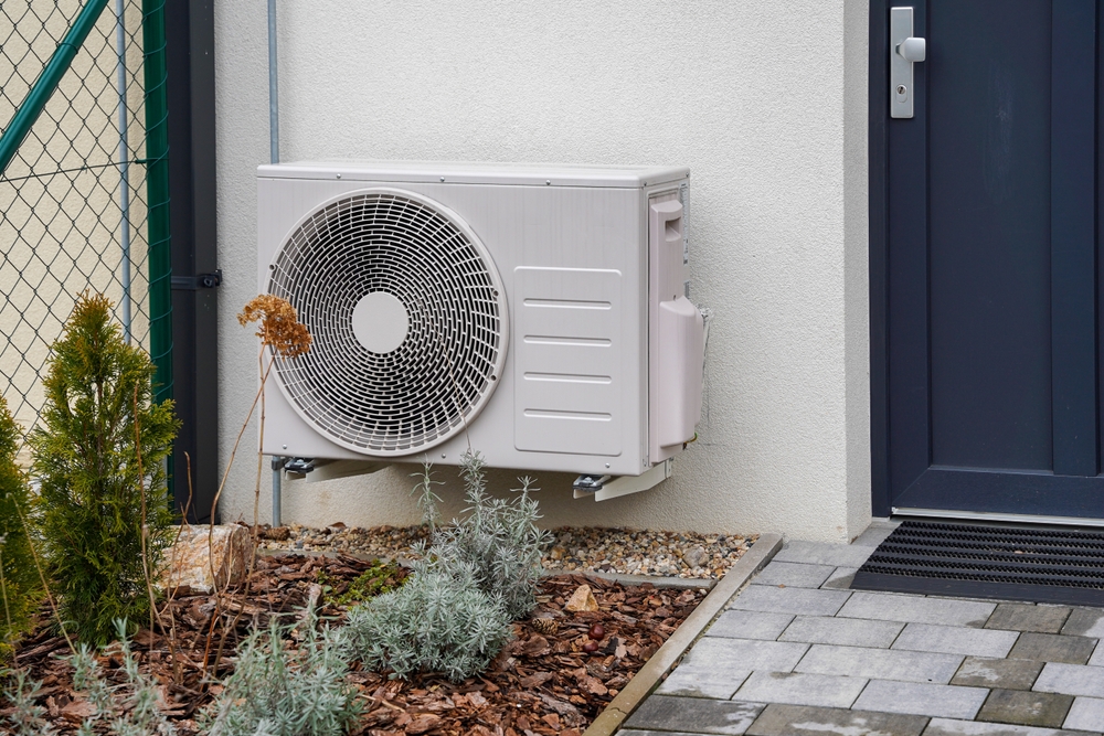 Maison moderne avec thermopompe, chauffage efficace basé sur une énergie verte