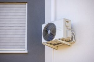 Climatiseur et thermopompe installés sur le mur d’une maison familiale, système split.