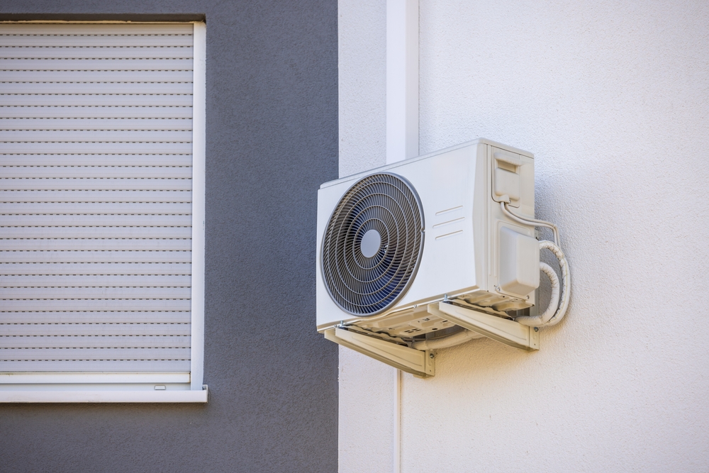 Climatiseur et thermopompe installés sur le mur d’une maison familiale, système split.