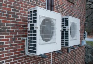 Pompes à chaleur modernes sur un mur en brique