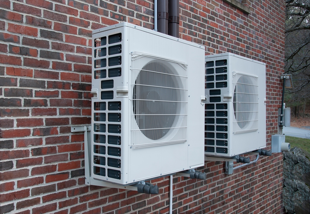 Pompes à chaleur modernes sur un mur en brique