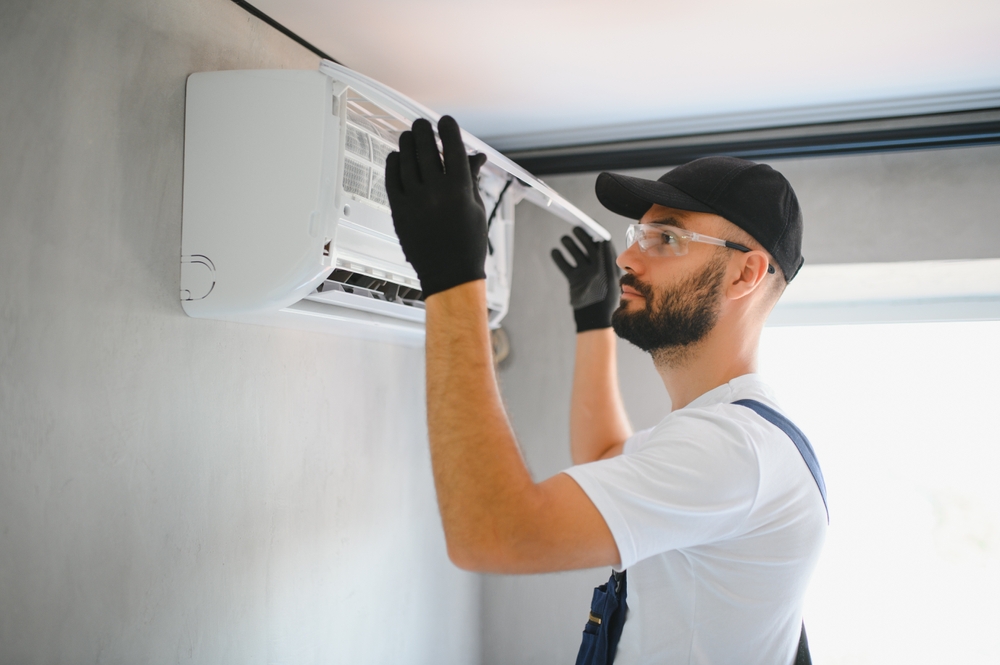 Joyeux Homme Technicien Réparation Climatiseur.