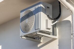 Thermopompes air-air installées sous un toit d’une maison familiale moderne en construction, concept d’énergie verte et renouvelable.