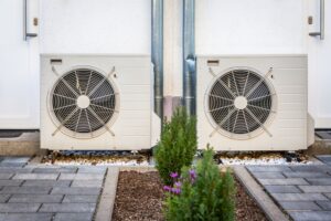 Deux pompes à chaleur à source d'air installées à l'extérieur de la nouvelle maison de ville moderne, concept d'énergie renouvelable verte de la pompe à chaleur