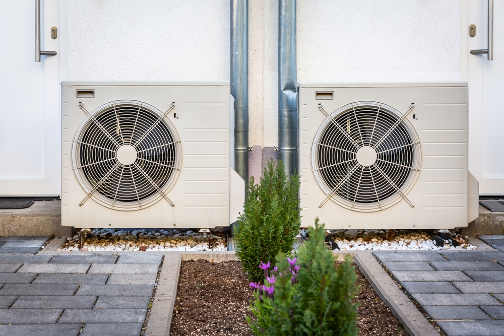 Deux pompes à chaleur à source d'air installées à l'extérieur de la nouvelle maison de ville moderne, concept d'énergie renouvelable verte de la pompe à chaleur