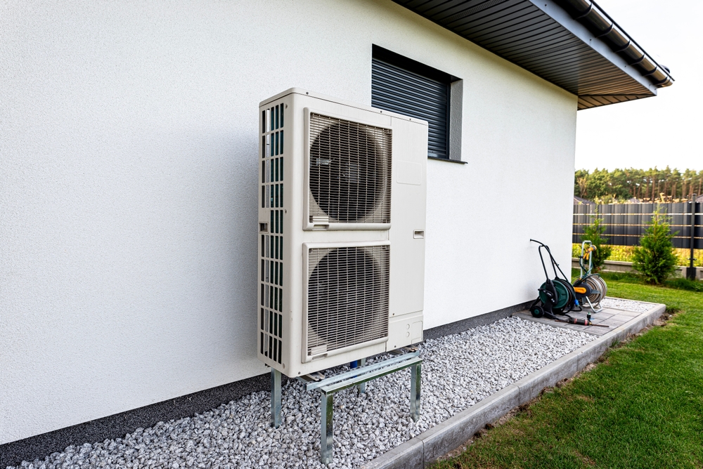 Deux unités extérieures de thermopompe performantes installées à l’avant de la maison.